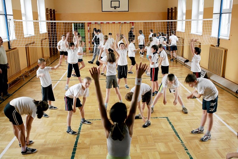 Czy lekcje WF powinny odbywać się w czasie epidemii koronawirusa? Wirusolog twierdzi, że nie trzeba zakazywać, ale muszą być specjalne zasady.