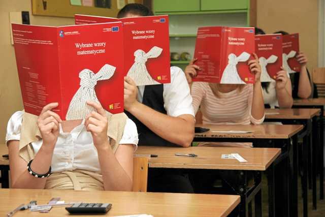 Maturzyści w ostatnich minutach przed poprawką z matematyki