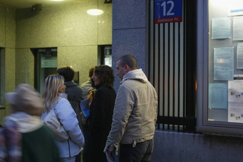 Kolejka po wizy do Ambasady Amerykańskiej w Warszawie.