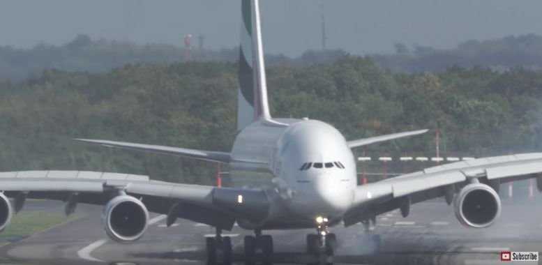 Niesamowity lądowanie przy wietrze z orkanu Ksawery