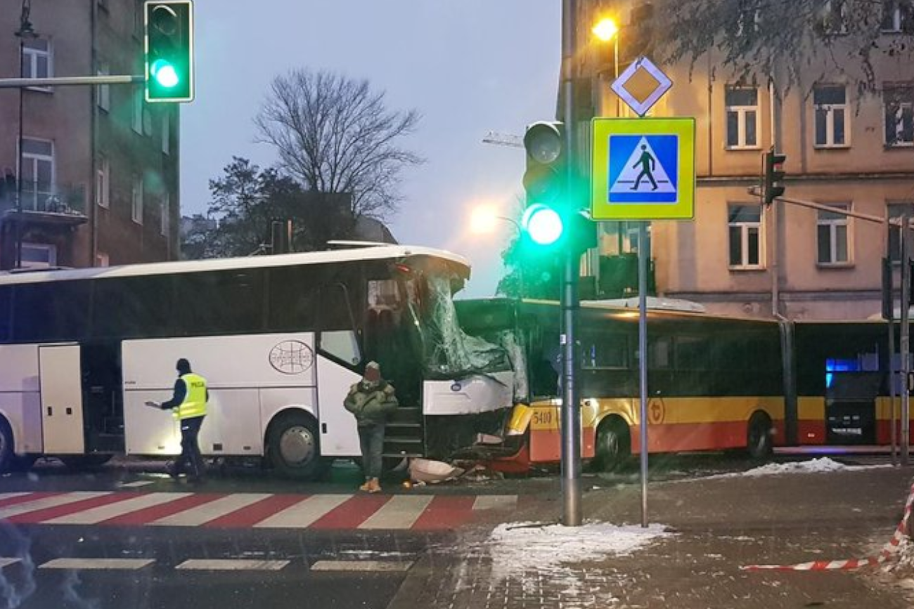 Zderzenie dwóch autobusów w Warszawie. Policja ostrzega przed utrudnieniami