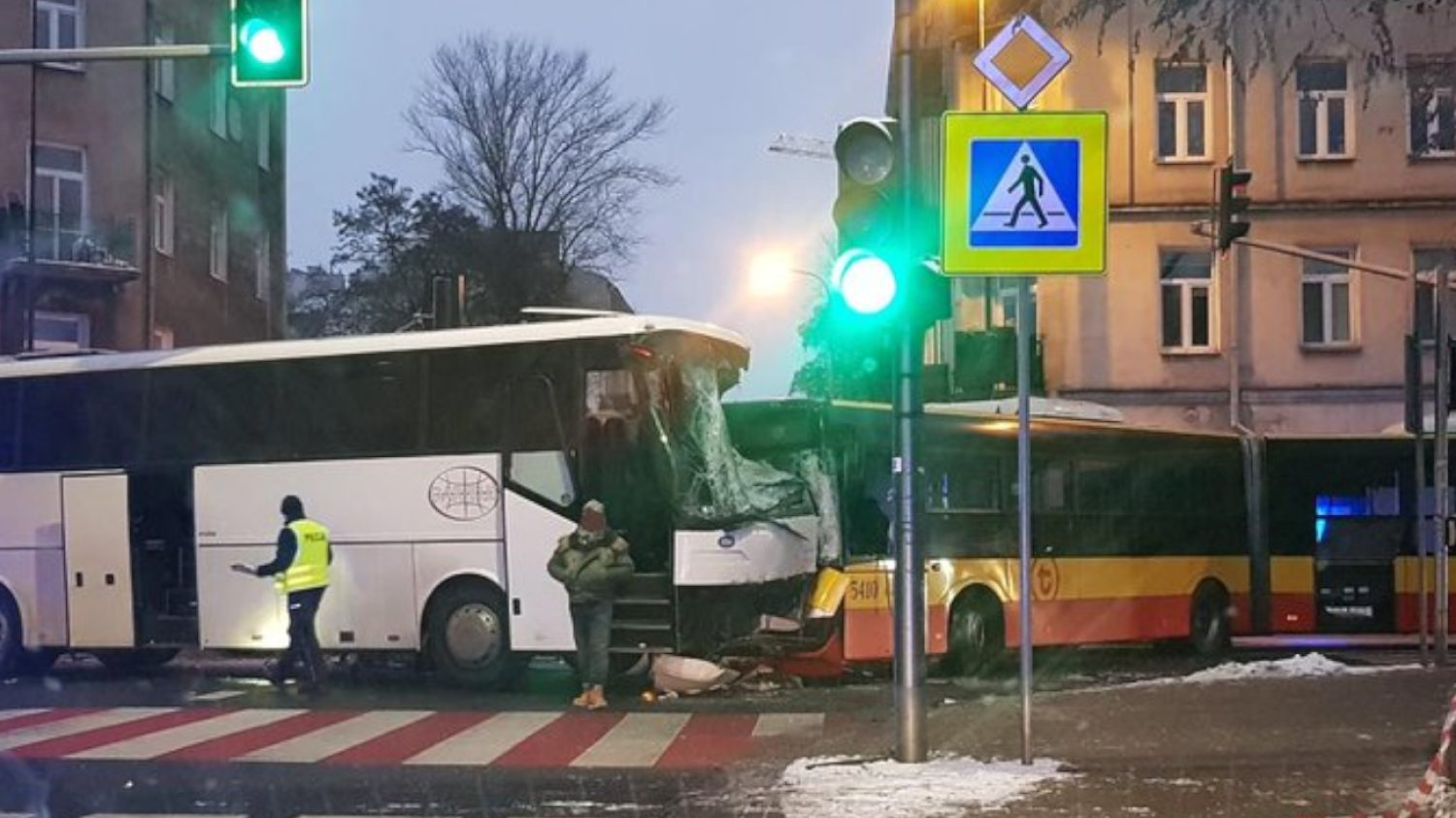 Zderzenie dwóch autobusów w Warszawie. Policja ostrzega przed utrudnieniami
