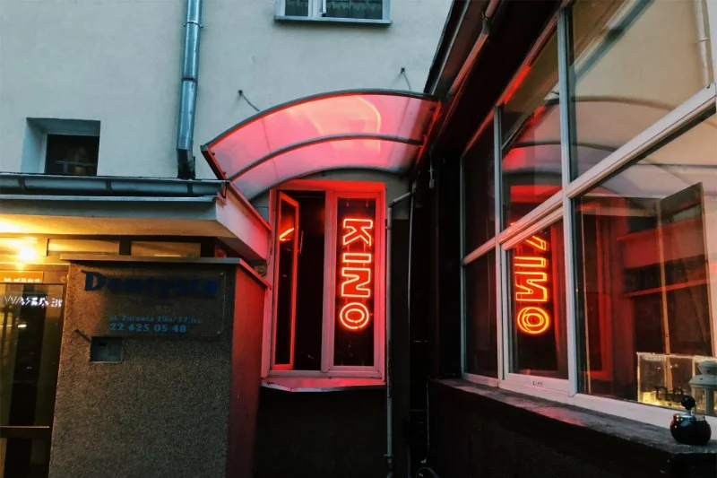 AMONDO Kino to najmniejsze kino w Warszawie. W jego sali mieści się 33 widzów