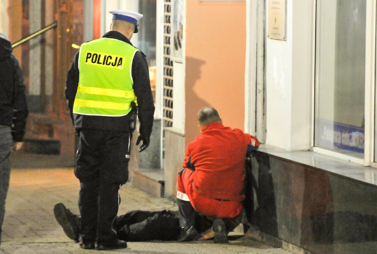 Wrocław. Bezdomny wykorzystany przez policjantów? W nagrodę dostał hot-doga.
