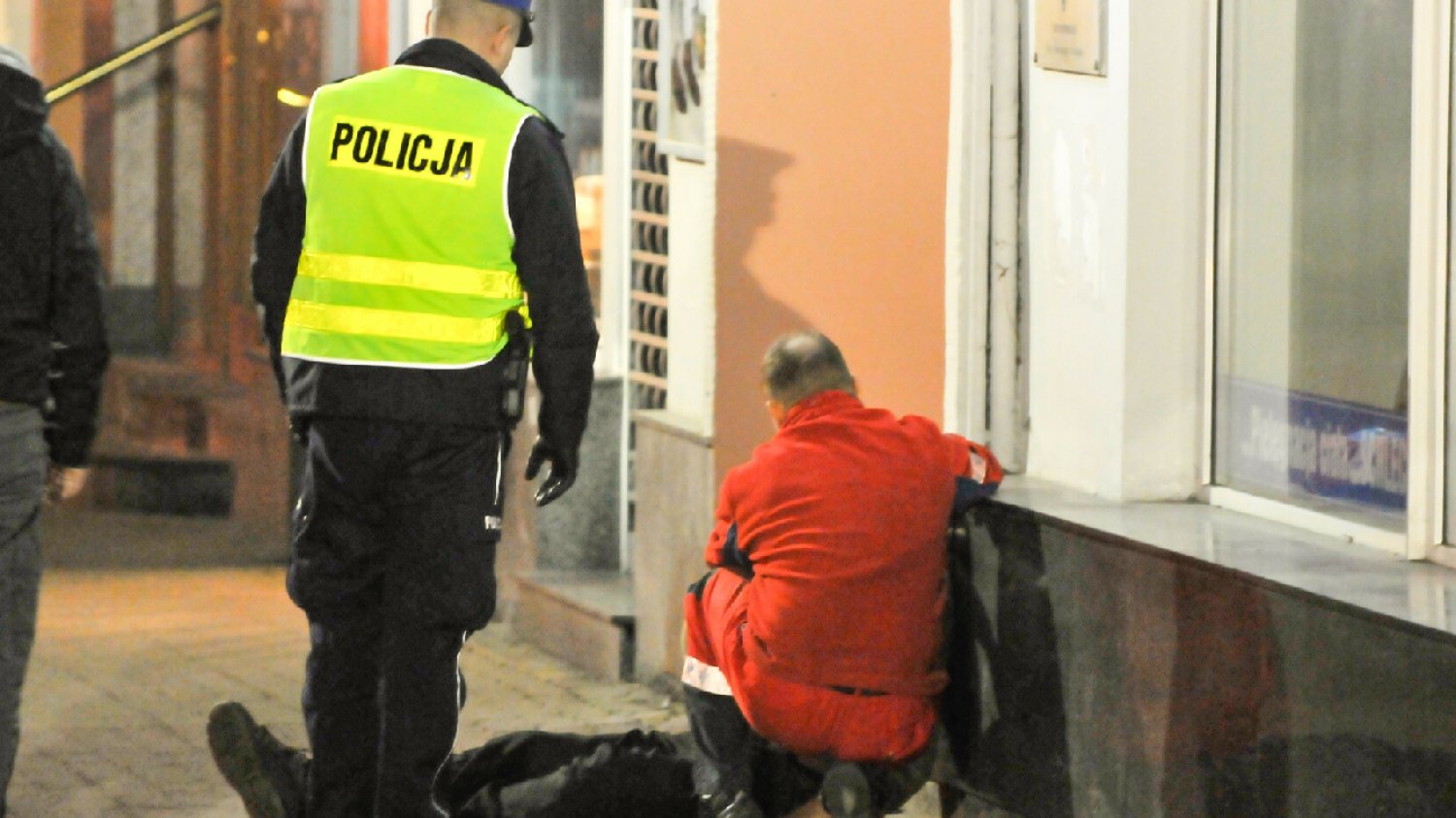 Wrocław. Bezdomny wykorzystany przez policjantów? W nagrodę dostał hot-doga.