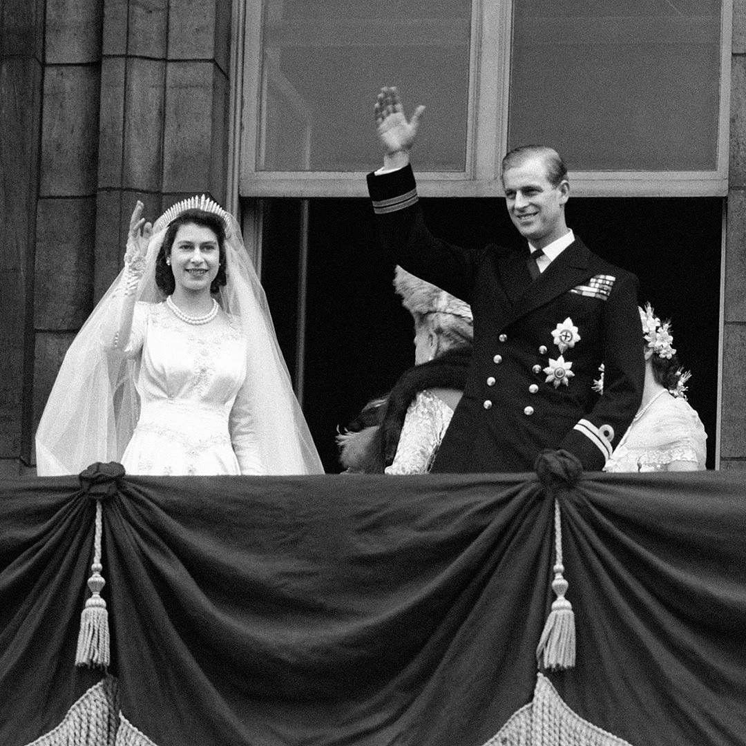 Królowa Elżbieta II pozdrawia tłum po ślubie z księciem Filipem, 1953 r.