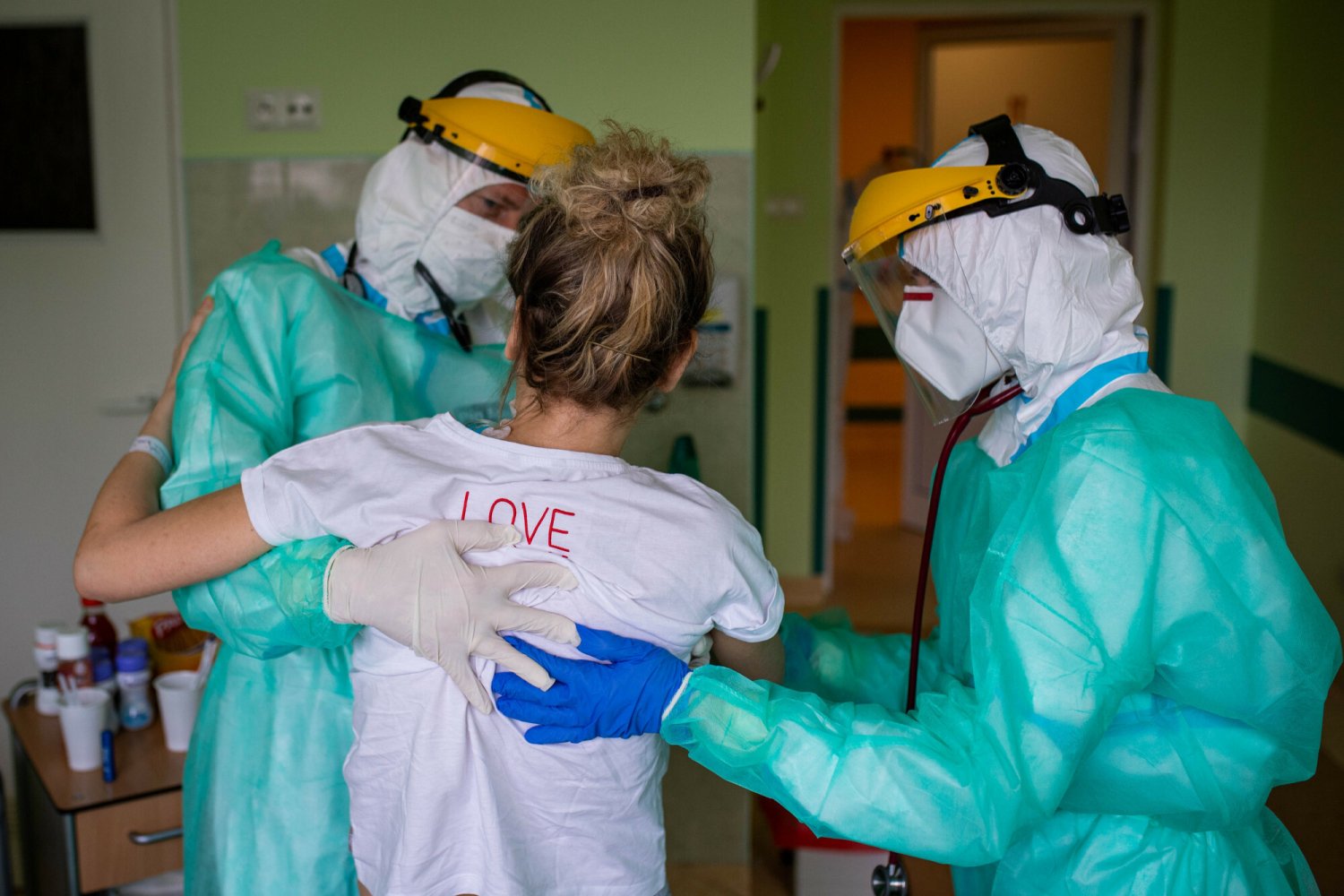 Liczba potwierdzonych zakażeń COVID-19 w Polsce przekroczyła 5,5 tys. dziennie. Te dane w rozmowie z naTemat komentuje prof. Robert Flisiak.