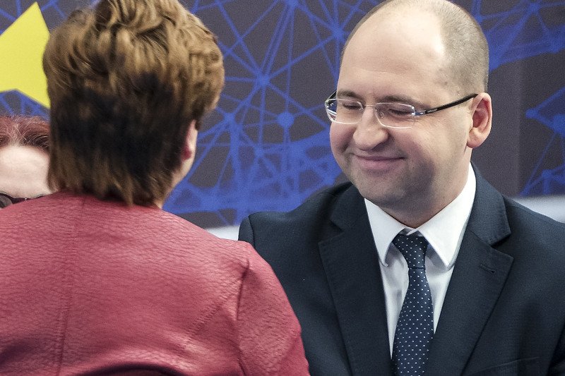 Adam Bielan przyjechał do przedszkolaków w Ostrołęce. Spóźnił się i dzieci dały mu lekcję – opisuje "Tygodnik Ostrołęcki".