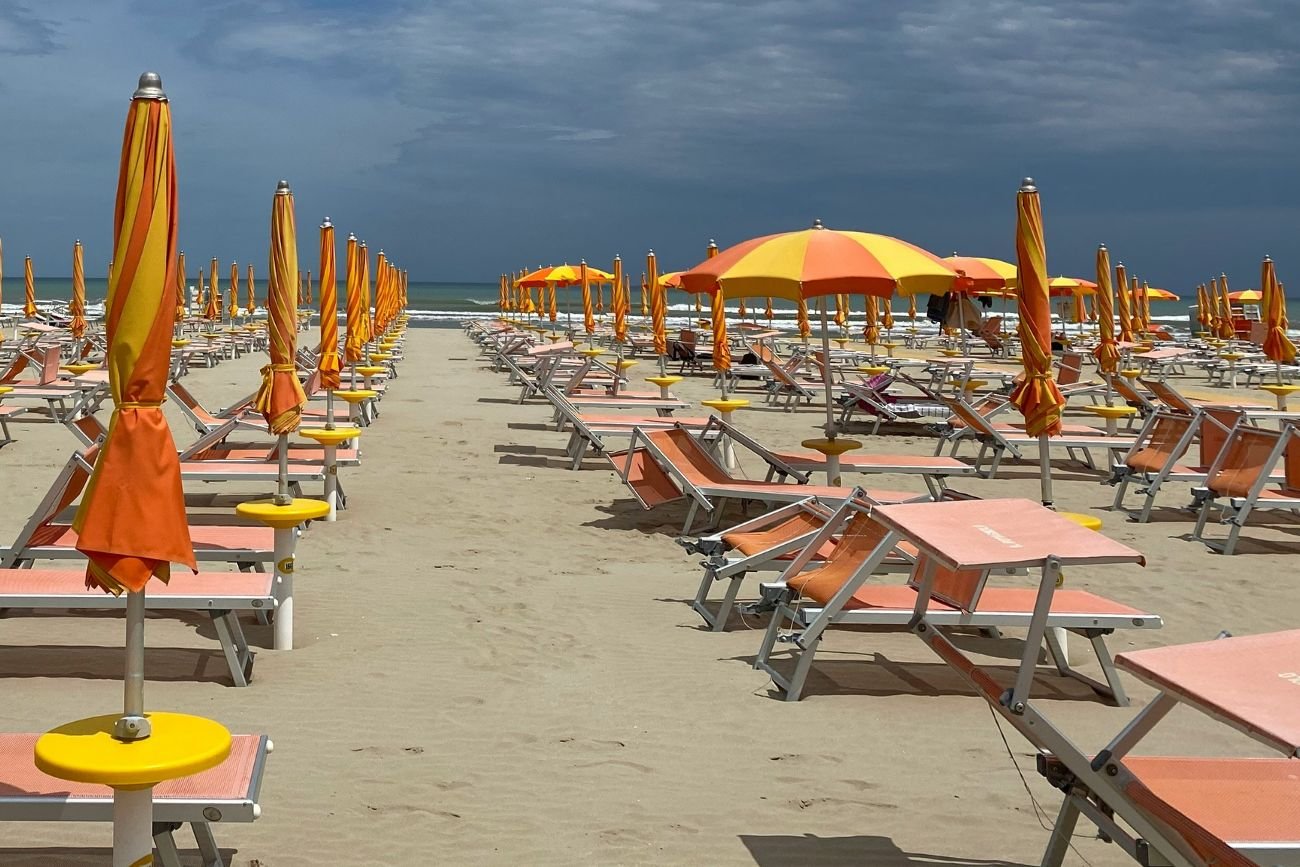 Leżak na plaży w cenie all inclusive. A na wakacje pojadą tam setki tysięcy Polaków