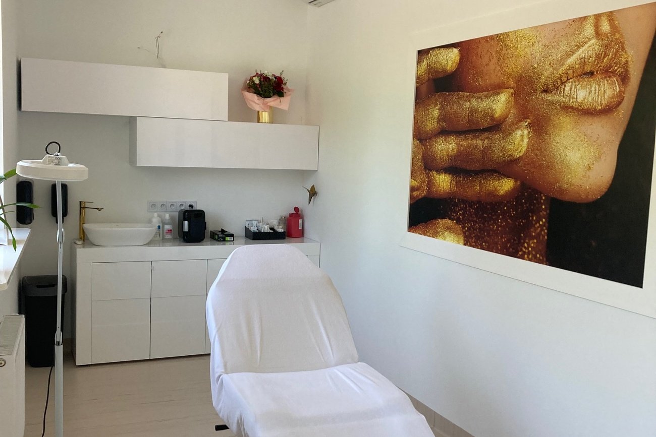 Zadowolenie z własnego wyglądu też ma znaczenie dla naszego zdrowia fizycznego i psychicznego. Może więc dobrym pomysłem na prezent dla siebie albo kogoś bliskiego w okresie przed Świętami czy Sylwestrem będzie wizyta w klinice Colibri Clinic