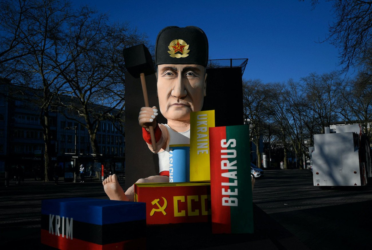 Kukła Władimira Putina, prezydenta Rosji, który rozpętał wojnę w Ukrainie, na festiwalu w Kolonii.