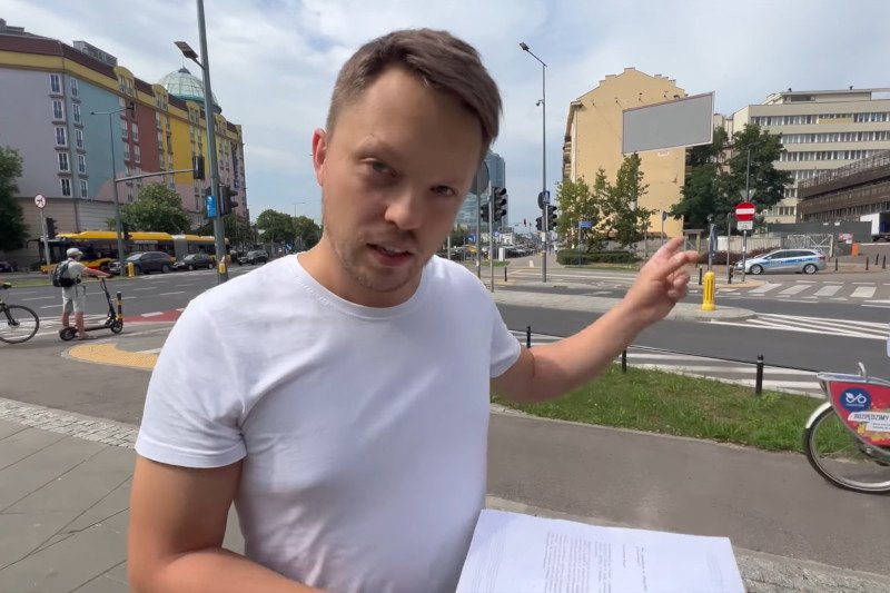 Kontrowersyjny billboard nie zawiśnie na Nowogrodzkiej. "Ryzyko zniszczenia wskutek aktu wandalizmu"