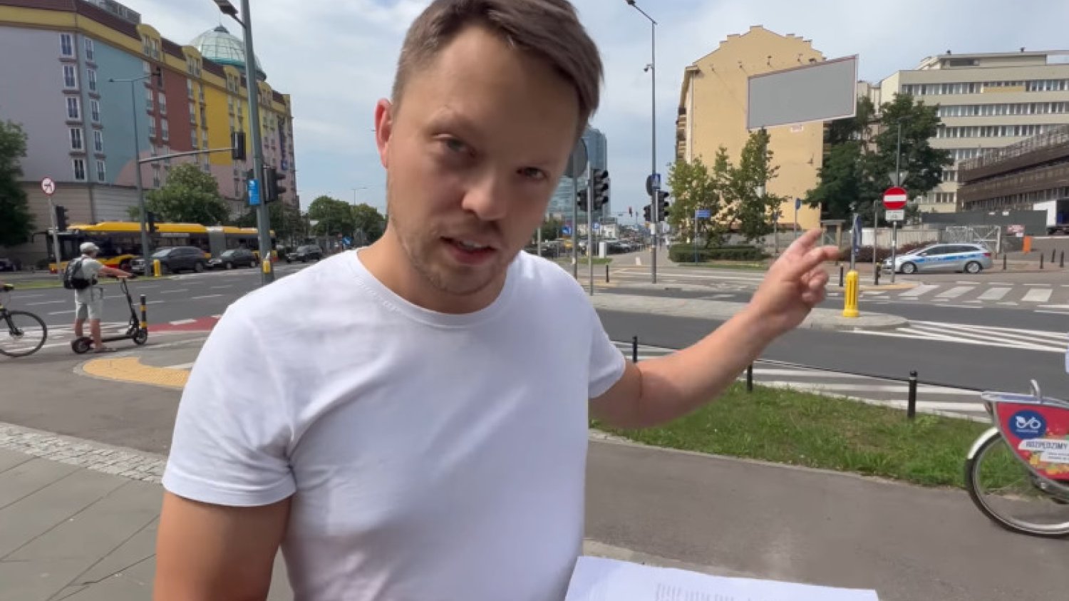 Kontrowersyjny billboard nie zawiśnie na Nowogrodzkiej. "Ryzyko zniszczenia wskutek aktu wandalizmu"