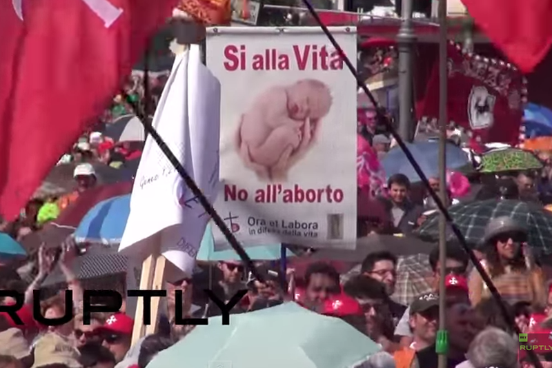 W demonstracji wzięły udział środowiska katolickie, obrońcy życia, prawica