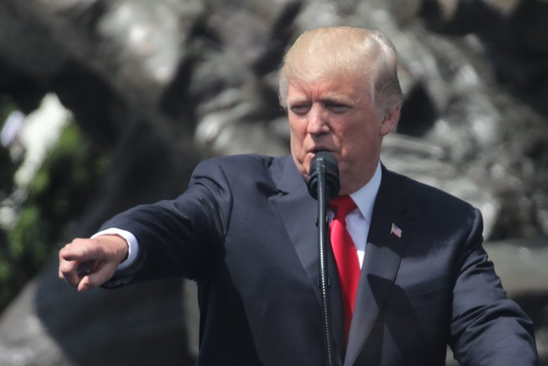 Donald Trump nie pojechał na cmentarz amerykańskich żołnierzy pod Paryżem z powodu deszczu.