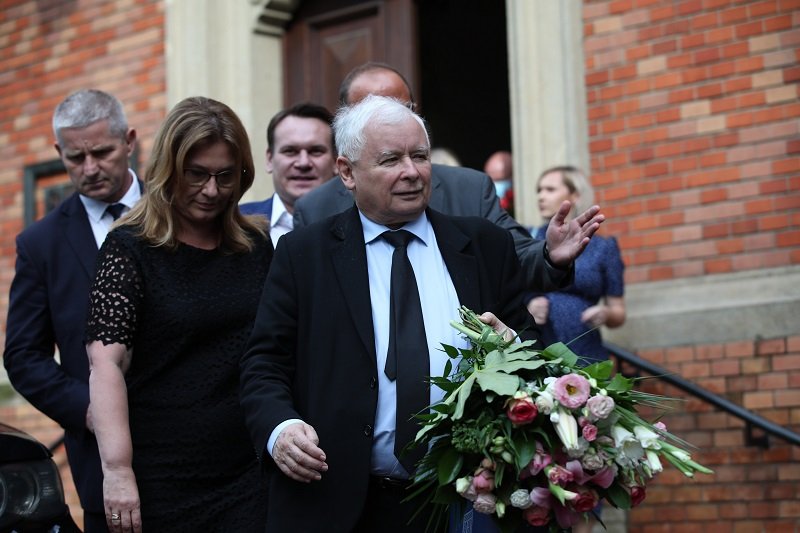 Jarosław Kaczyński miał podarować Joannie i Jackowi Kurskim srebrną cukiernicę.