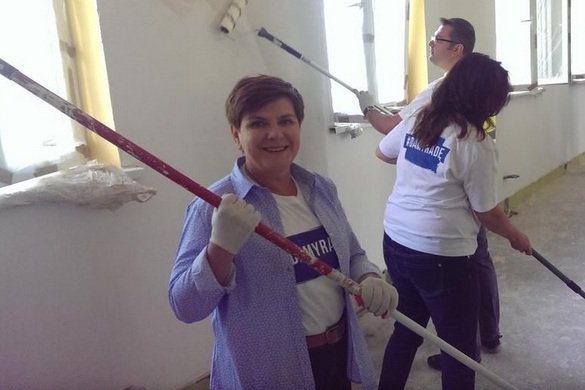 Start kampanii Prawa i Sprawiedliwości pod hasłem: "Damy radę". Beata Szydło remontuje zniszczoną szkołę w Pcimiu.