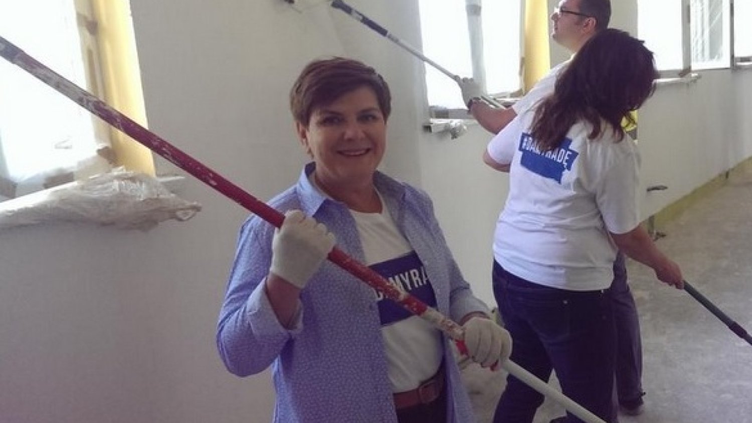 Start kampanii Prawa i Sprawiedliwości pod hasłem: "Damy radę". Beata Szydło remontuje zniszczoną szkołę w Pcimiu.