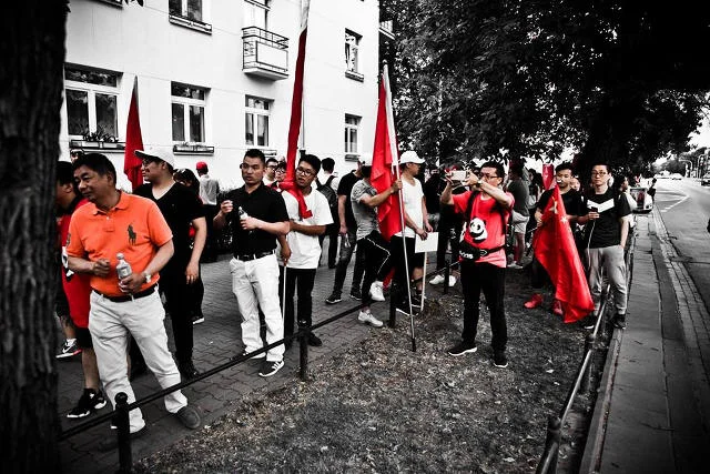 Na trasie przejazdu prezydenta Xi Jinpinga „spontanicznie” witały go tłumy rodaków