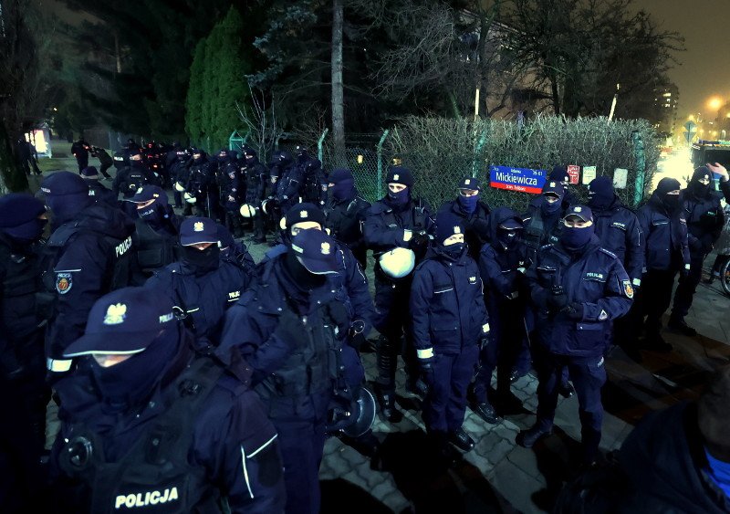 Policja podsumowała sylwestra przed domem Kaczyńskiego.