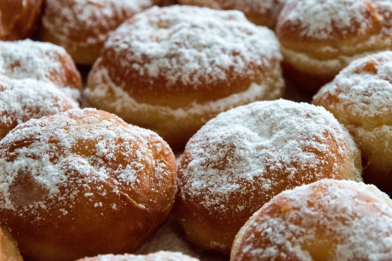 Pieczenie pączków to kilkugodzinny proces, ale efekt końcowy jest warty każdej minuty! Zdrowe pączki świetnie smakują i mają około 100. kalorii.
