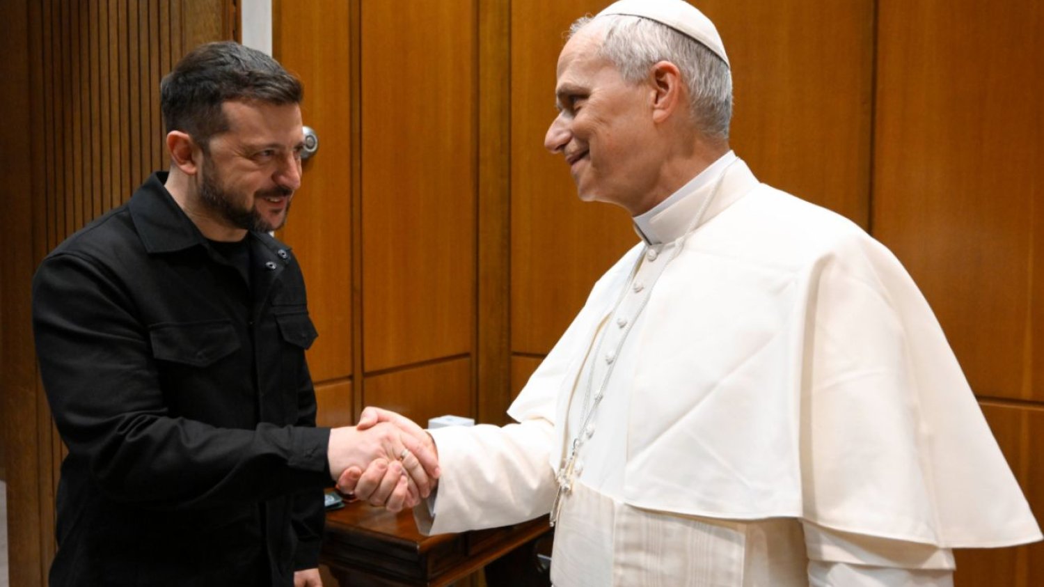 Rozmowy o pokoju w Watykanie. Papież Leon XIV przyjął Zełenskiego. Papież Leon XIV spotkał się z Wołodymyrem Zełenskim. Audiencja w Watykanie.