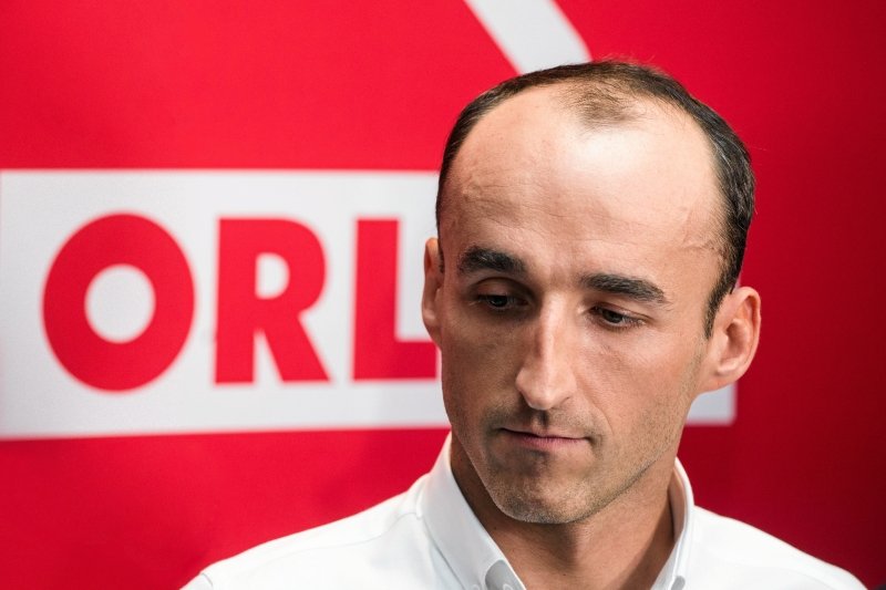 Nowy bolid teamu Roberta Kubicy został zaprezentowany w Warszawie, ale polskich kibiców poirytowało zaangażowanie TVP w ten event. Nowy bolid teamu Roberta Kubicy został zaprezentowany w Warszawie.