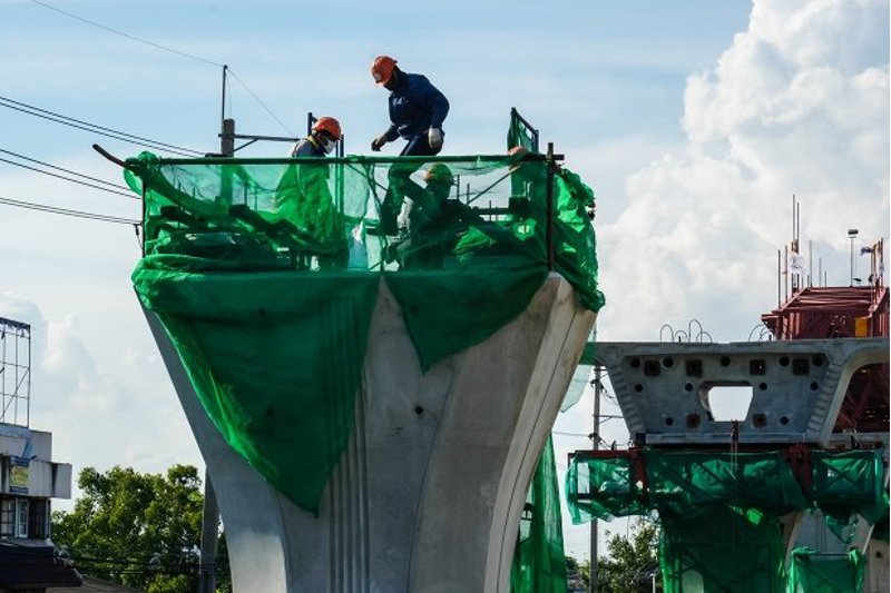 Obcokrajowcy często wybierają branżę budowlaną