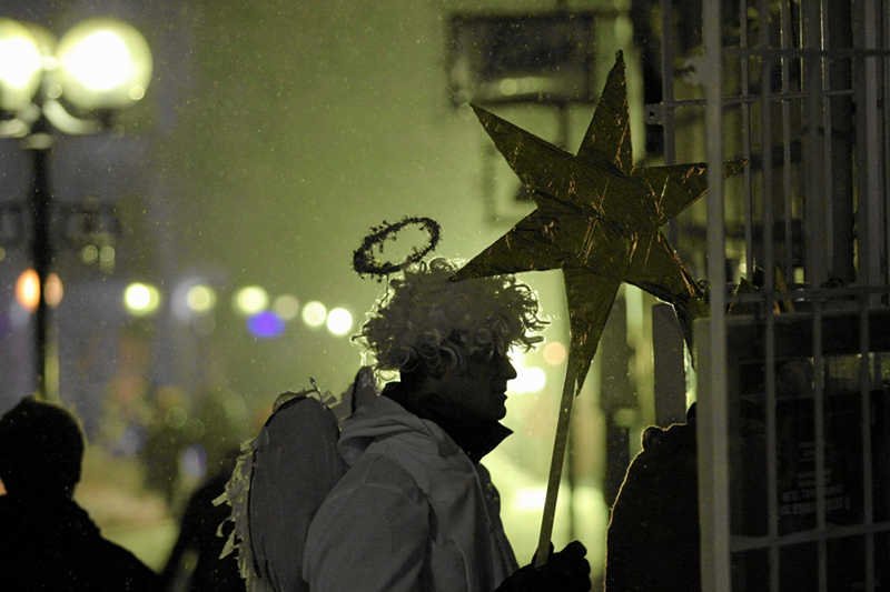 Młodzi kolędnicy padli ofiarą pijanego mężczyzny, który zamknął ich w domu, kazał pić alkohol i pobił.