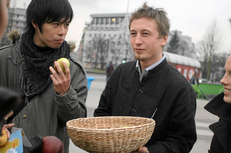 Grzegorz Łapanowski rozdaje jabłka w Warszawie