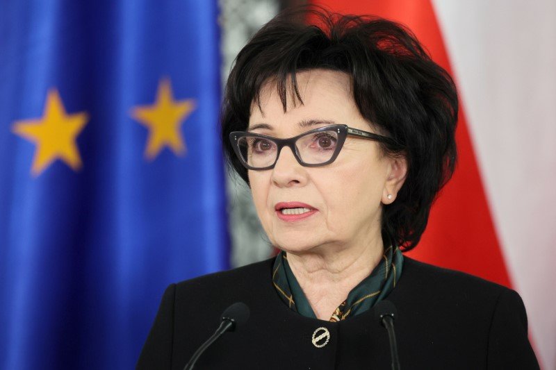 Marszałek Sejmu Elżbieta Witek zdecydowanie wypowiada się w sprawie swojego męża, od dwóch lat leżącego na OIOM-ie szpitala w Legnicy.