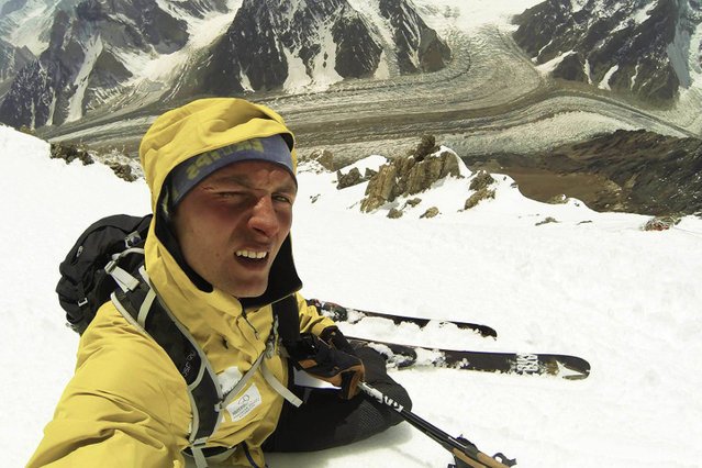 Narciarz jest oburzony postawą swoich kolegów, którzy znajdują się w bazie na granicy pakistańsko-chińskiej.