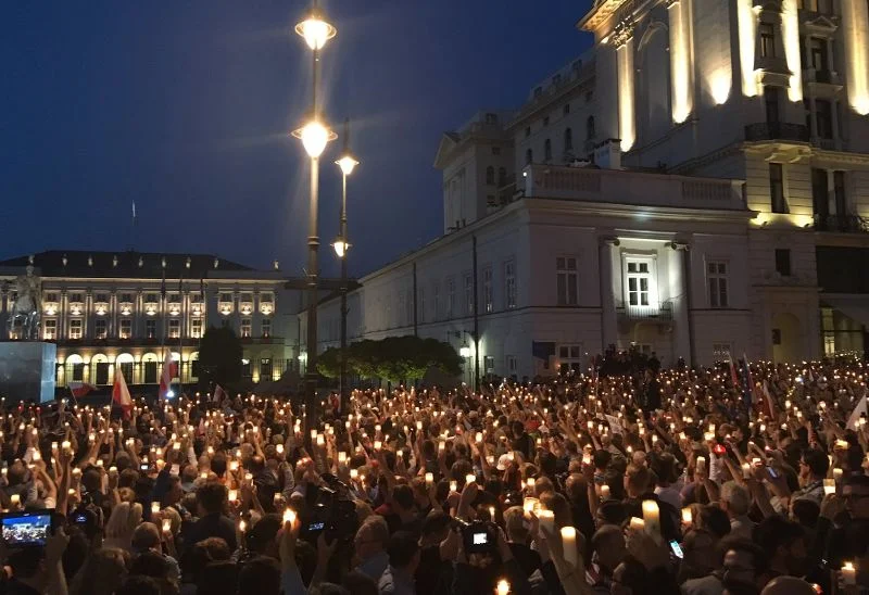 "Wyjdź z pałacu!"; "Chcemy weta" - skanduje tłum pod Pałacem Prezydenckim w Warszawie