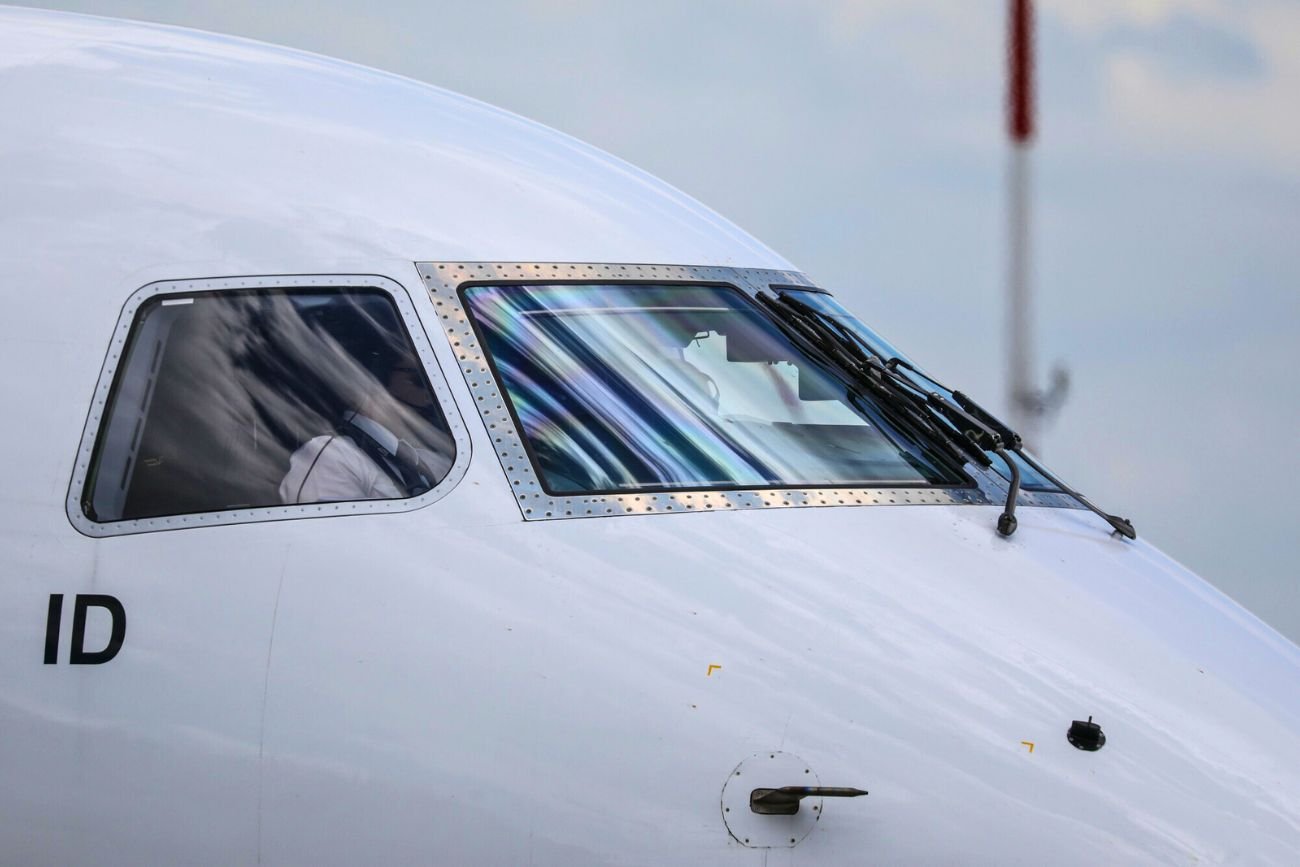 Na zdjęciu: kabina pilotów w samolocie od zewnątrz. Czarna lista przewoźników. Te linie lotnicze nie mogą latać do Europy