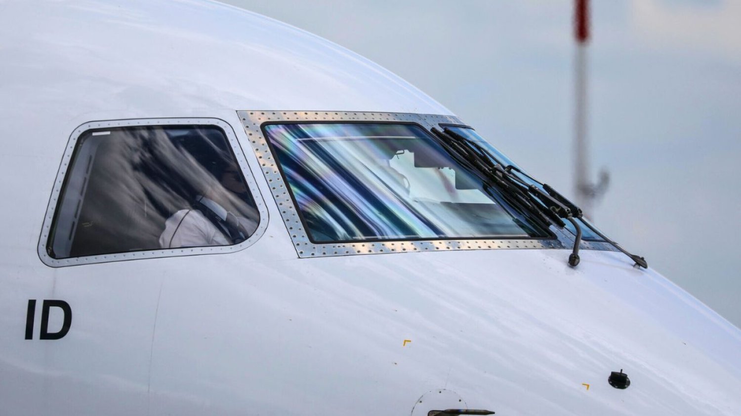 Oni do Europy nie polatają. Jest specjalna czarna lista. Na zdjęciu: kabina pilotów w samolocie od zewnątrz. Czarna lista przewoźników. Te linie lotnicze nie mogą latać do Europy