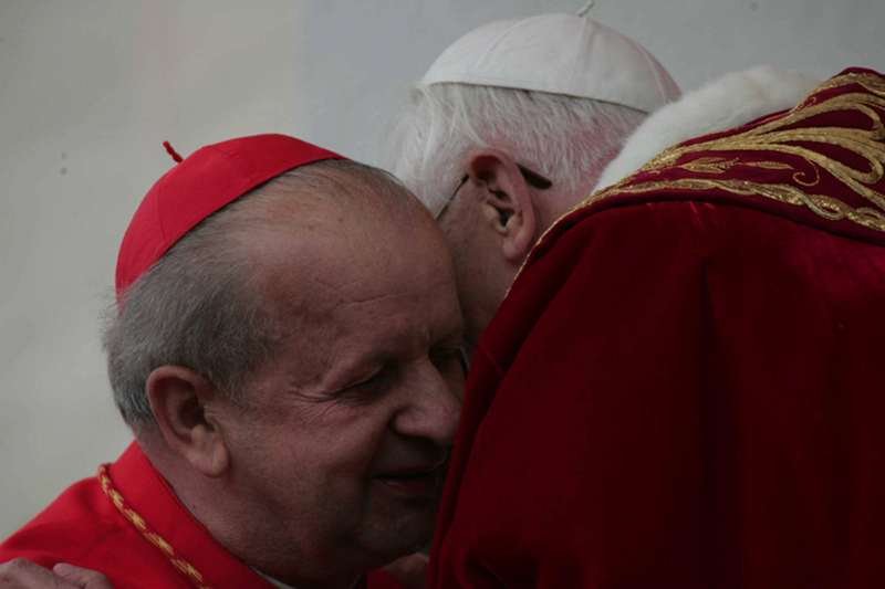 Papież Benedykt XVI z kardynałem Dziwiszem podczas pielgrzymki Ojca Świętego do Polski w 2006 r.