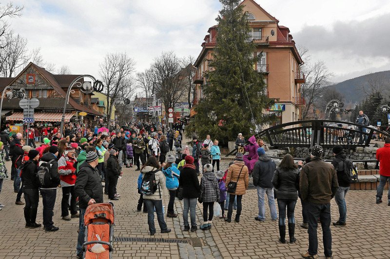 Zakopane to jedna z najchętniej odwiedzanych przez turystów miejscowości – sylwestra spędzi tu wiele osób.