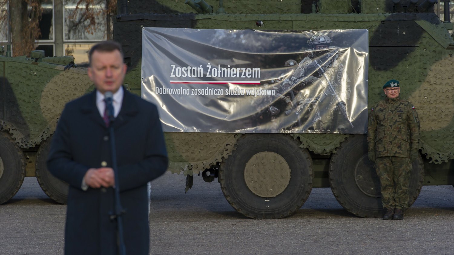 Minister obrony Mariusz Błaszczak w Elblągu 16. Żuławskim  Pułku Logistycznym. W tle gen. bryg. Wojciech Ziółkowski.