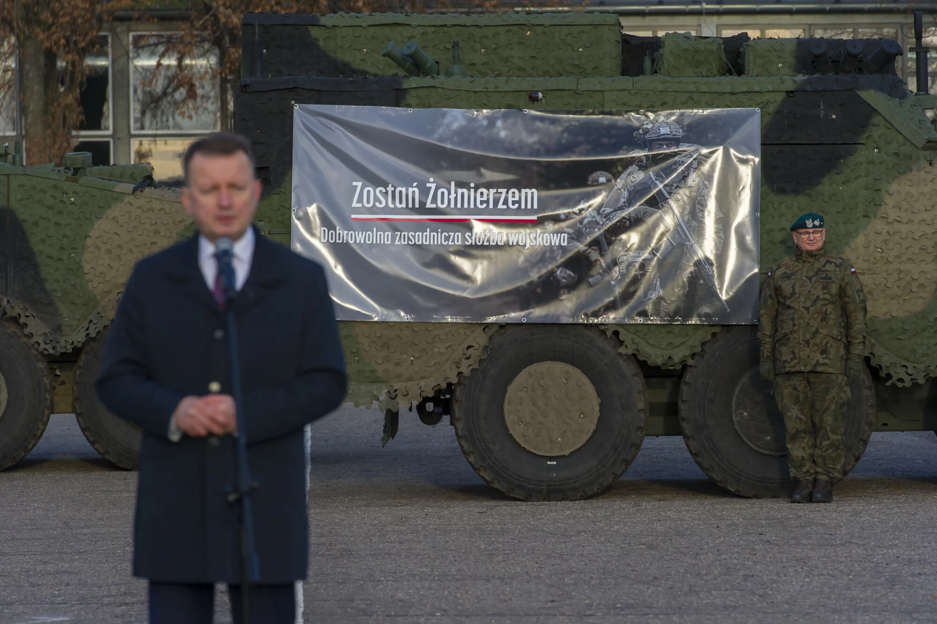 Minister obrony Mariusz Błaszczak w Elblągu 16. Żuławskim Pułku Logistycznym. W tle gen. bryg. Wojciech Ziółkowski.