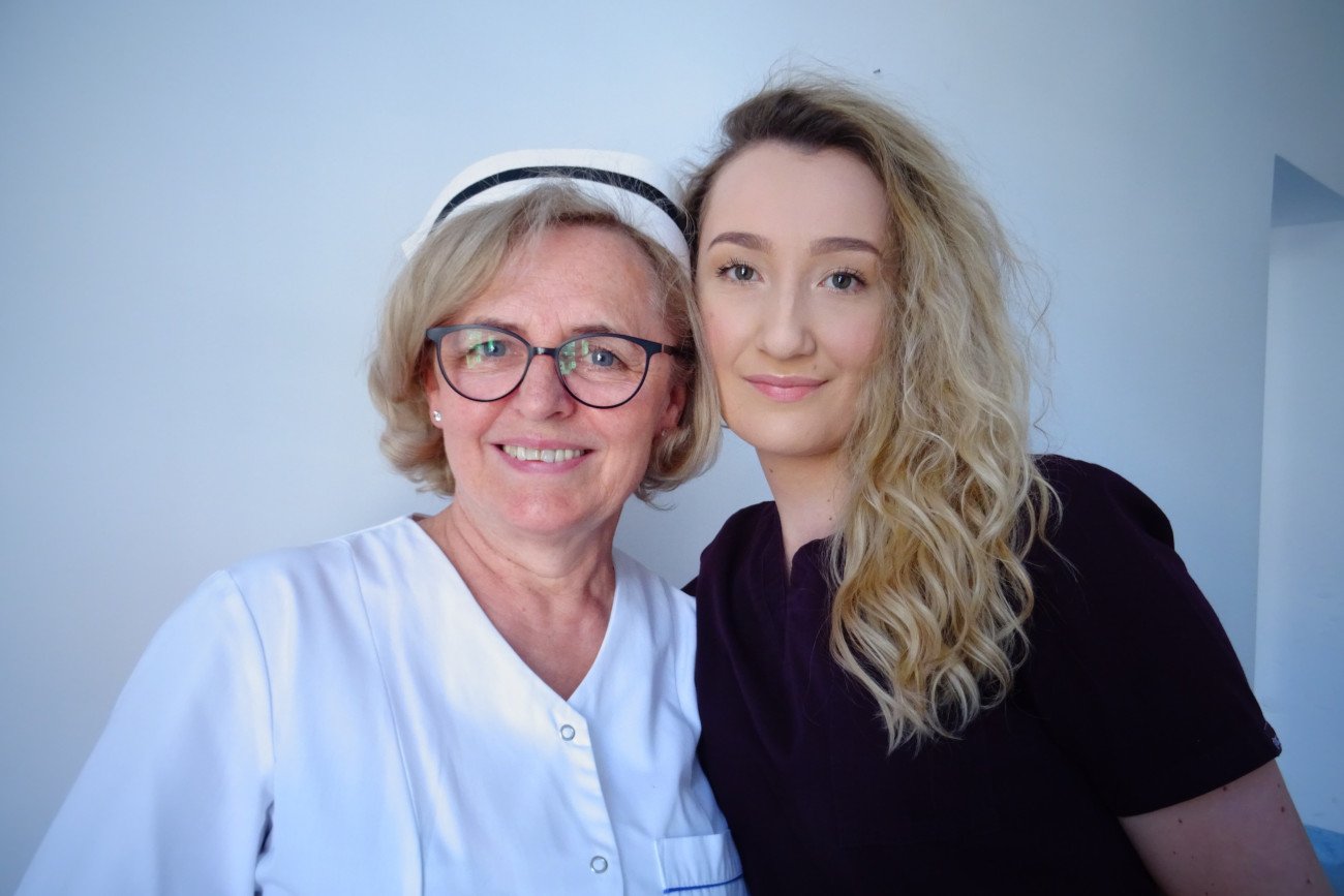 Anna i Krystyna, pielęgniarki z różnym stażem, ale wspólnym przesłaniem, że pacjent jest najważniejszy.