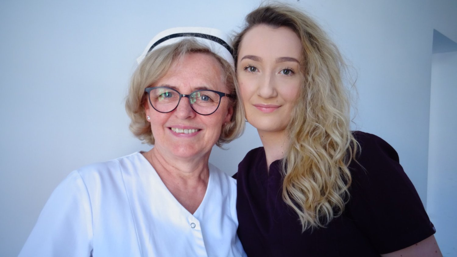 Anna i Krystyna, pielęgniarki z różnym stażem, ale wspólnym przesłaniem, że pacjent jest najważniejszy.