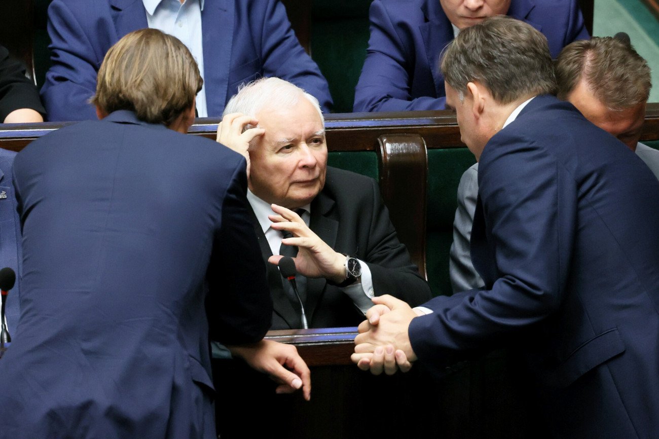 Polacy powiedzieli, co sądzą o sporze z UE i kogo za niego winić.