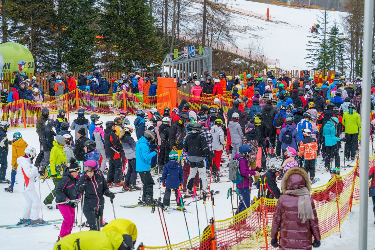 Tłumy narciarzy na stokach