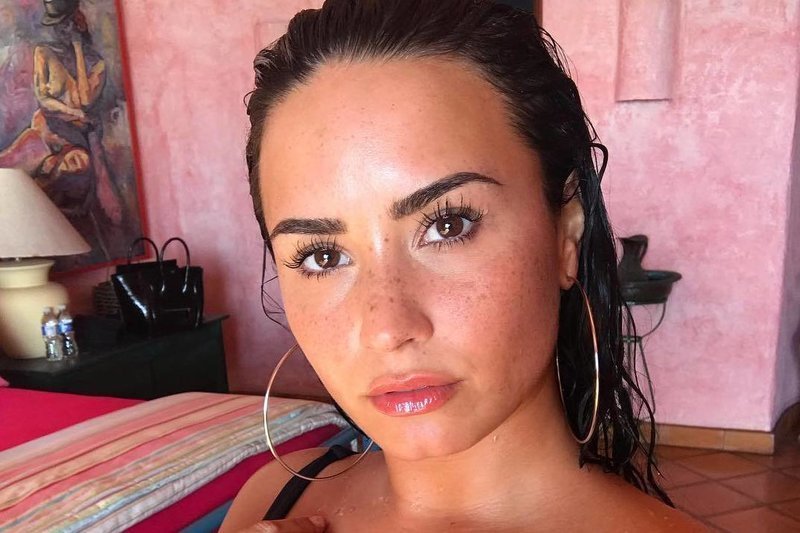 Demi Lovato w filmie dokumentalnym o jej życiu zdradziła, że została napadnięta na tle seksualnym.