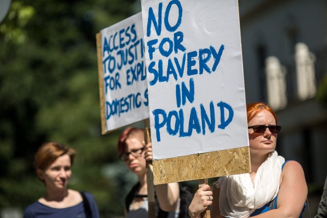 W Polsce jest prawie 72 tysiące niewolników. Pikieta pod ambasada Kuwejtu zorganizowana po doniesieniach prasowych nt niewolniczego wykorzystywania pomocy domowych przez kuwejckich dyplomatów