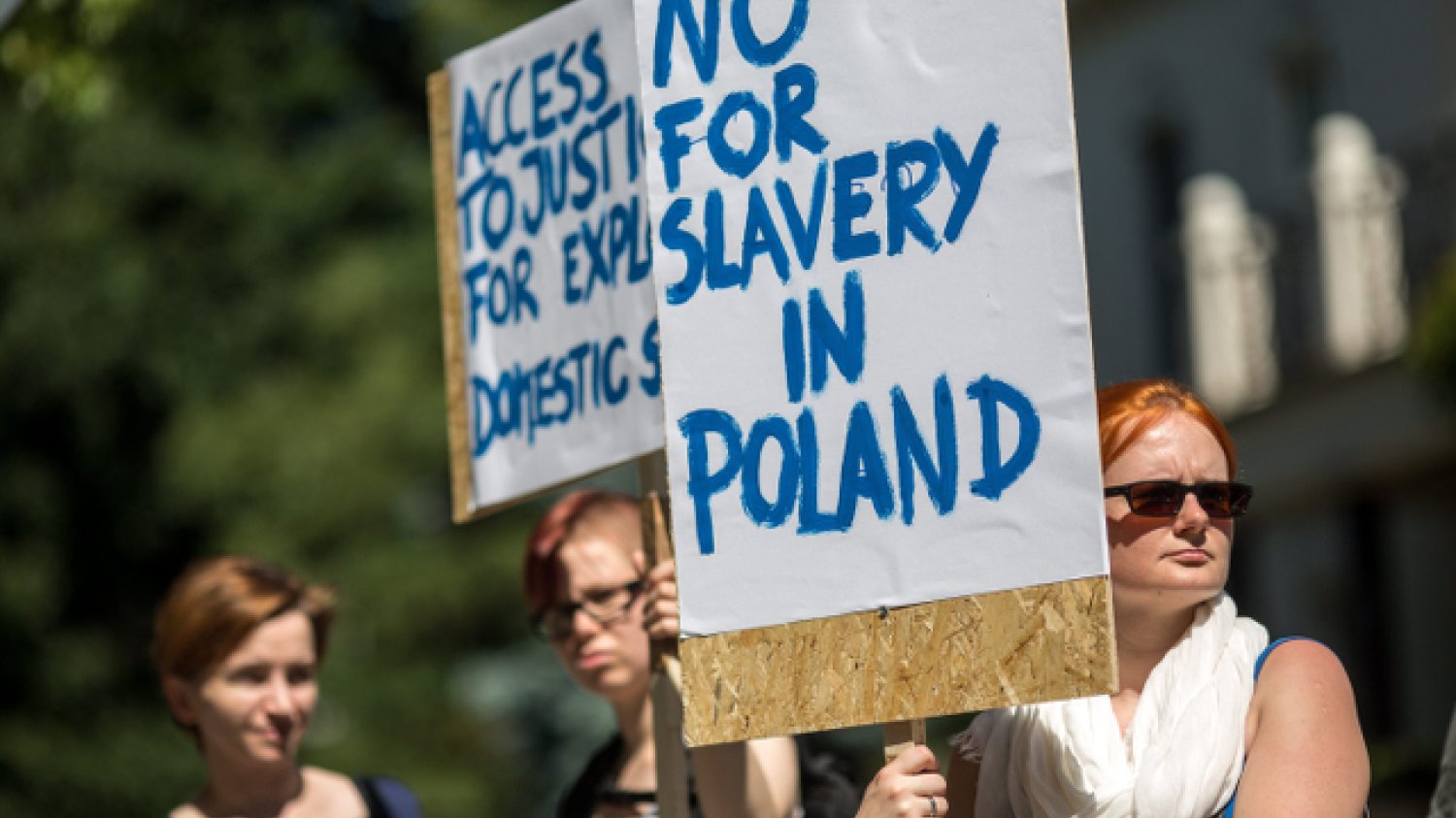 W Polsce jest prawie 72 tysiące niewolników. Pikieta pod ambasada Kuwejtu zorganizowana po doniesieniach prasowych nt niewolniczego wykorzystywania pomocy domowych przez kuwejckich dyplomatów