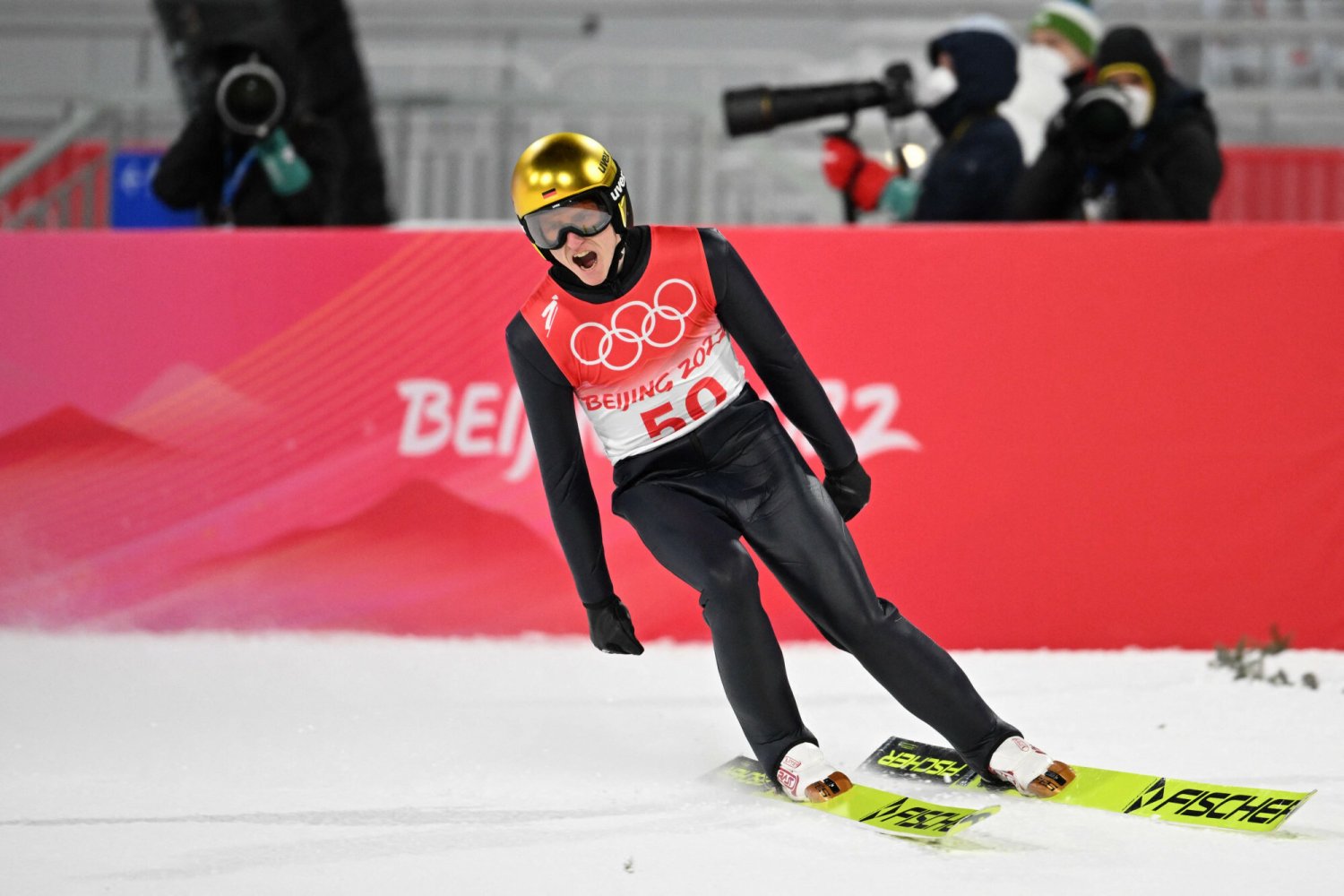 Karl Geiger po skoku, który dał mu brązowy medal olimpijski. Czy powinien zostać zdyskwalifikowany?