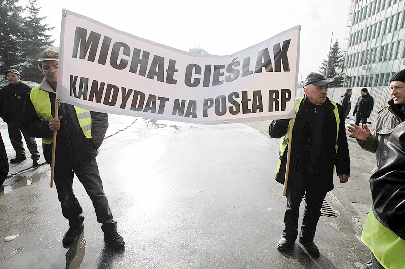 Zdaniem rolników, aspirujący politycy to jedna z grup najbardziej szkodzących rolnictwu. Na zdjęciu reklama działacza Polski Razem na rolniczym proteście w Kielcach.
