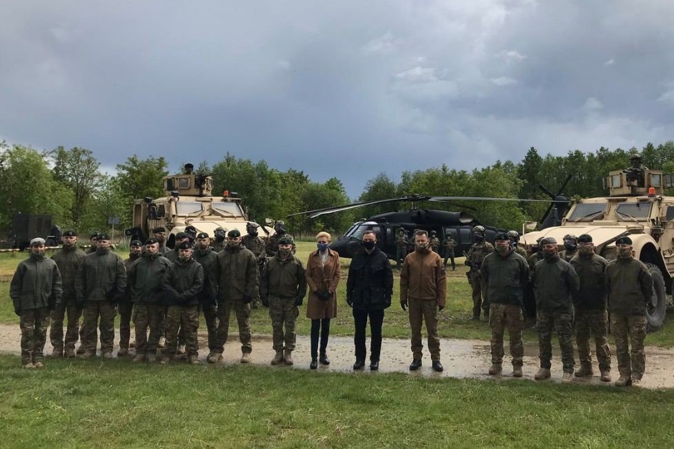 Andrzej Duda i Mariusz Błaszczak obiecali dodatki dla żołnierzy na śląskim poligonie w Gliwicach. Andrzej Duda i Mariusz Błaszczak obiecali dodatki dla żołnierzy na śląskim poligonie w Gliwicach.
