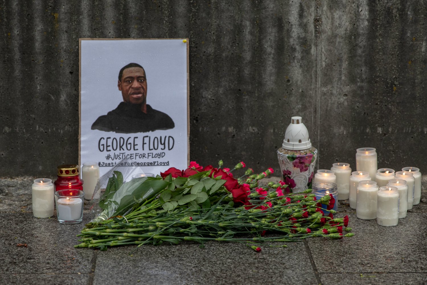 Pod Ambasadą Stanów Zjednoczonych w Warszawie pojawiły się znicze i obrazki upamiętniające tragiczną śmierć George'a Floyda. George Floyd: pod Ambasadą USA w Warszawie pojawiły się znicze i kwiaty dla upamiętnienia ofiary tragicznych zdarzeń w Minneapolis.